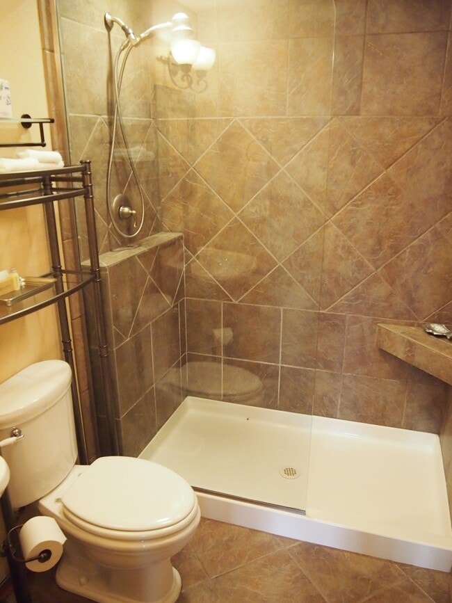 Building Photo - 2 Bedroom 2 bath, Hillside Whitefish Lake Condo