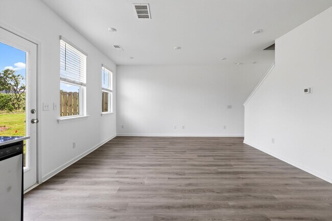 Building Photo - 5044 Highwood Dr