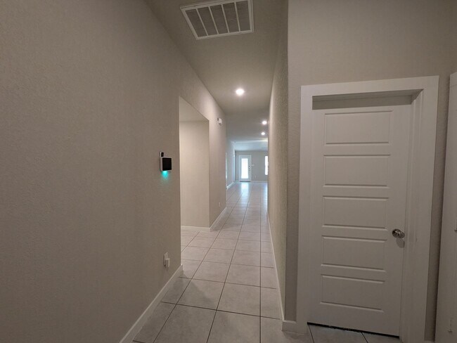 Building Photo - 1 story gem with quick access to Randolph!!