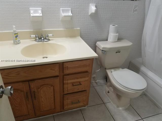 Building Photo - 1430 NE 170th St