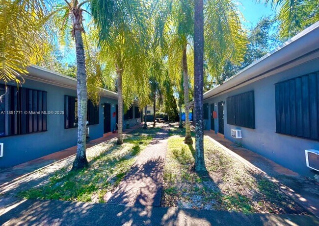 Primary Photo - 30 NW 71st St