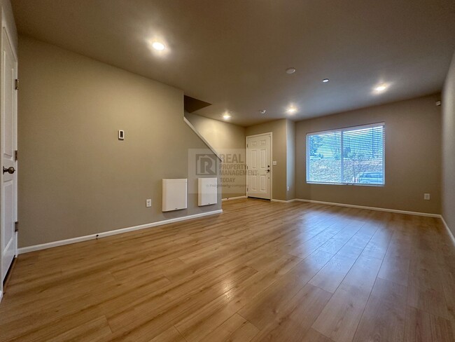 Building Photo - Spacious 2 Bedroom Condo in Puyallup!