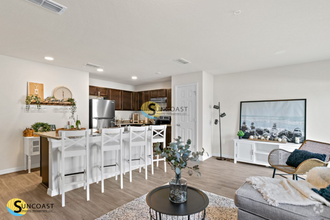 Building Photo - Warm & Bright First Floor Apt!