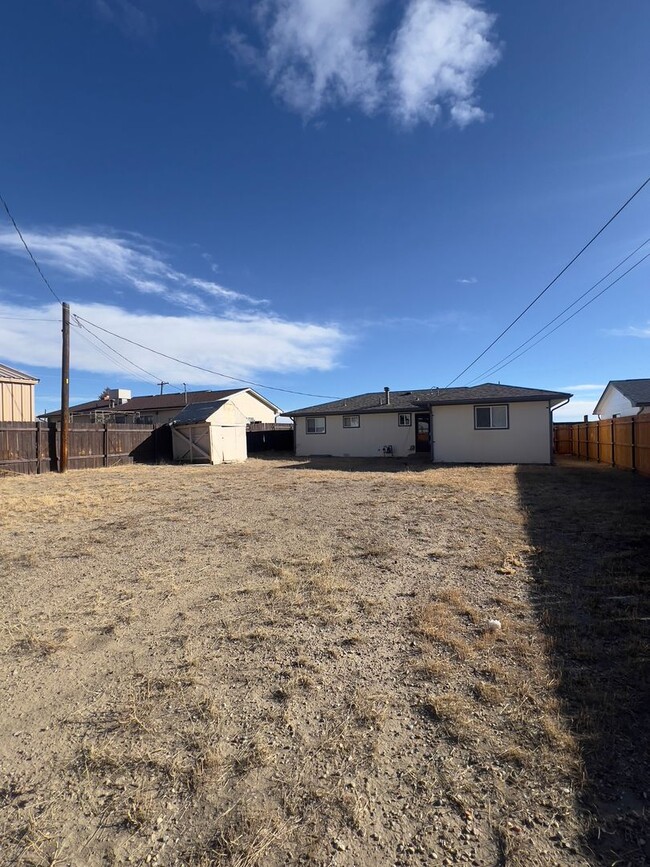 Building Photo - 4 bedroom 1 Bath w/ fenced yard