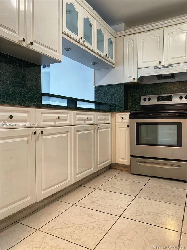 Building Photo - 1325 W 68th St