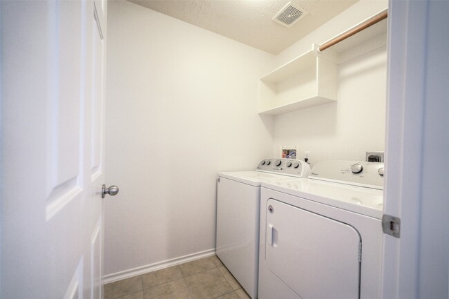 Building Photo - 146 Silver Penny Dr