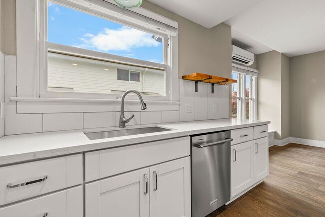 Building Photo - 5530 N Haight Ave