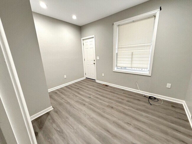 Building Photo - Beautiful 2BR + Den Home with 2 Baths, Modern Kitchen & Central AC