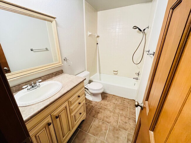 Building Photo - Charming 3-Bedroom Duplex in West Norman