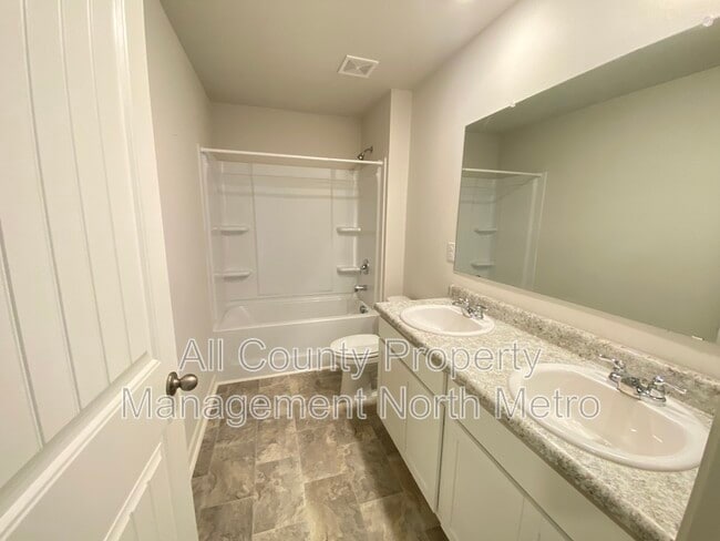 Building Photo - 102 Oaktree St