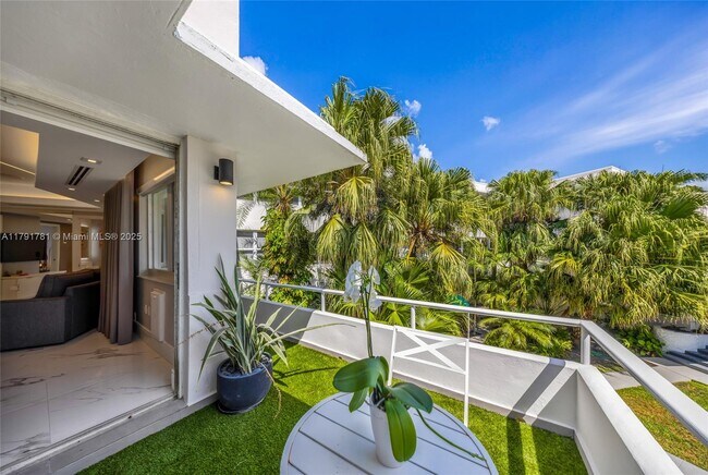 Building Photo - 10190 Collins Ave