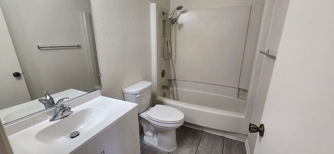 Building Photo - 8468001/37T