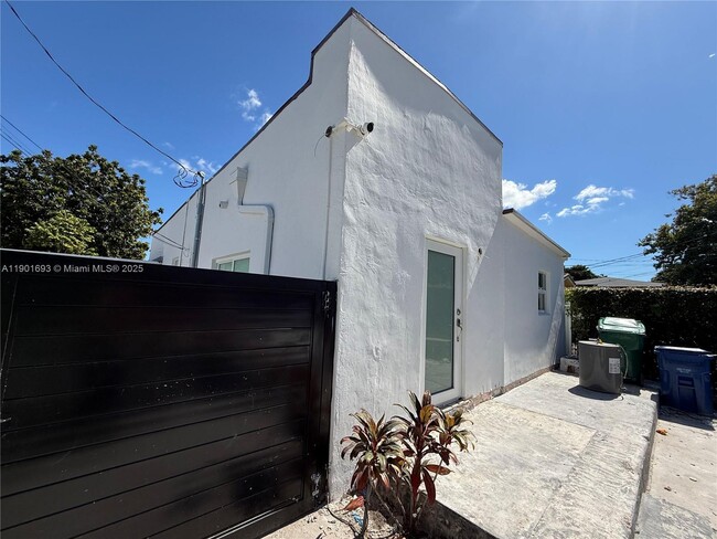 Building Photo - 2313 SW 60th Ct