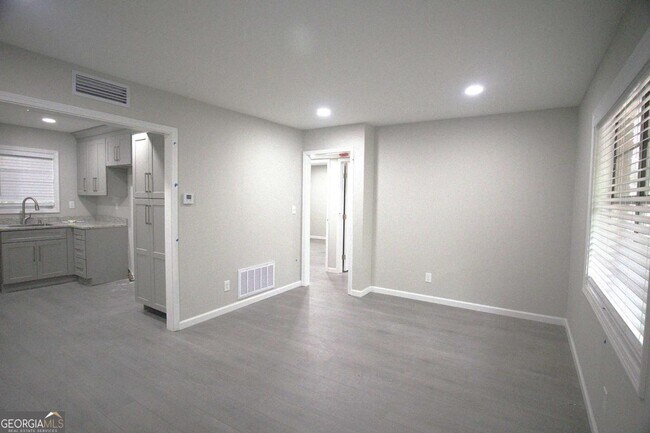 Building Photo - 2637 Lester St