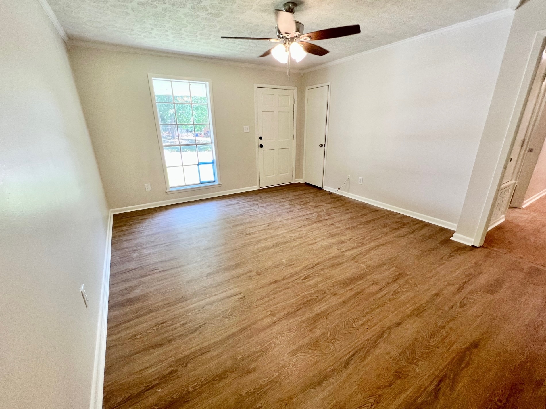 Living 1 - 2474 Barnes Crossing Rd