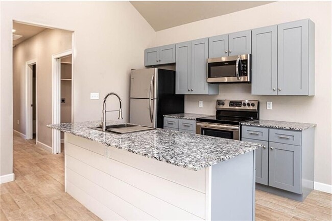 Building Photo - 900 Vly Oaks Ln