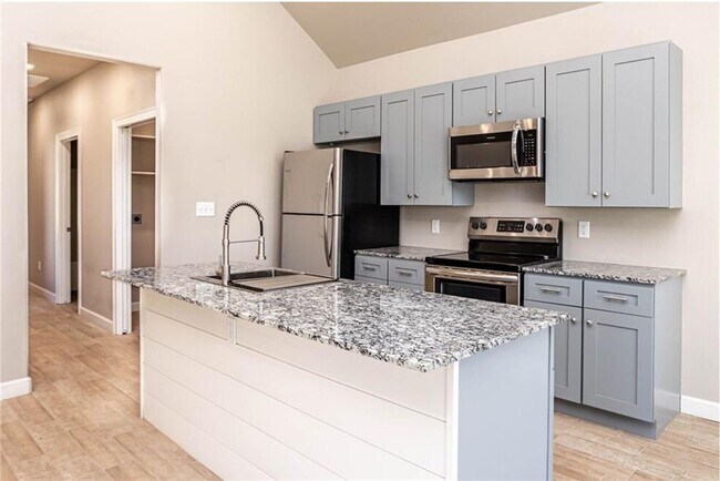 Building Photo - 901 Vly Oaks Ln