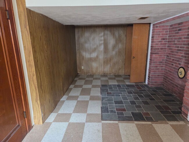 Building Photo - Charming 2-bedroom, 2-bath home