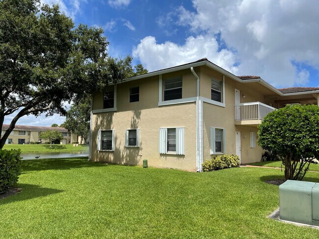 Building Photo - 9971 Twin Lakes Dr