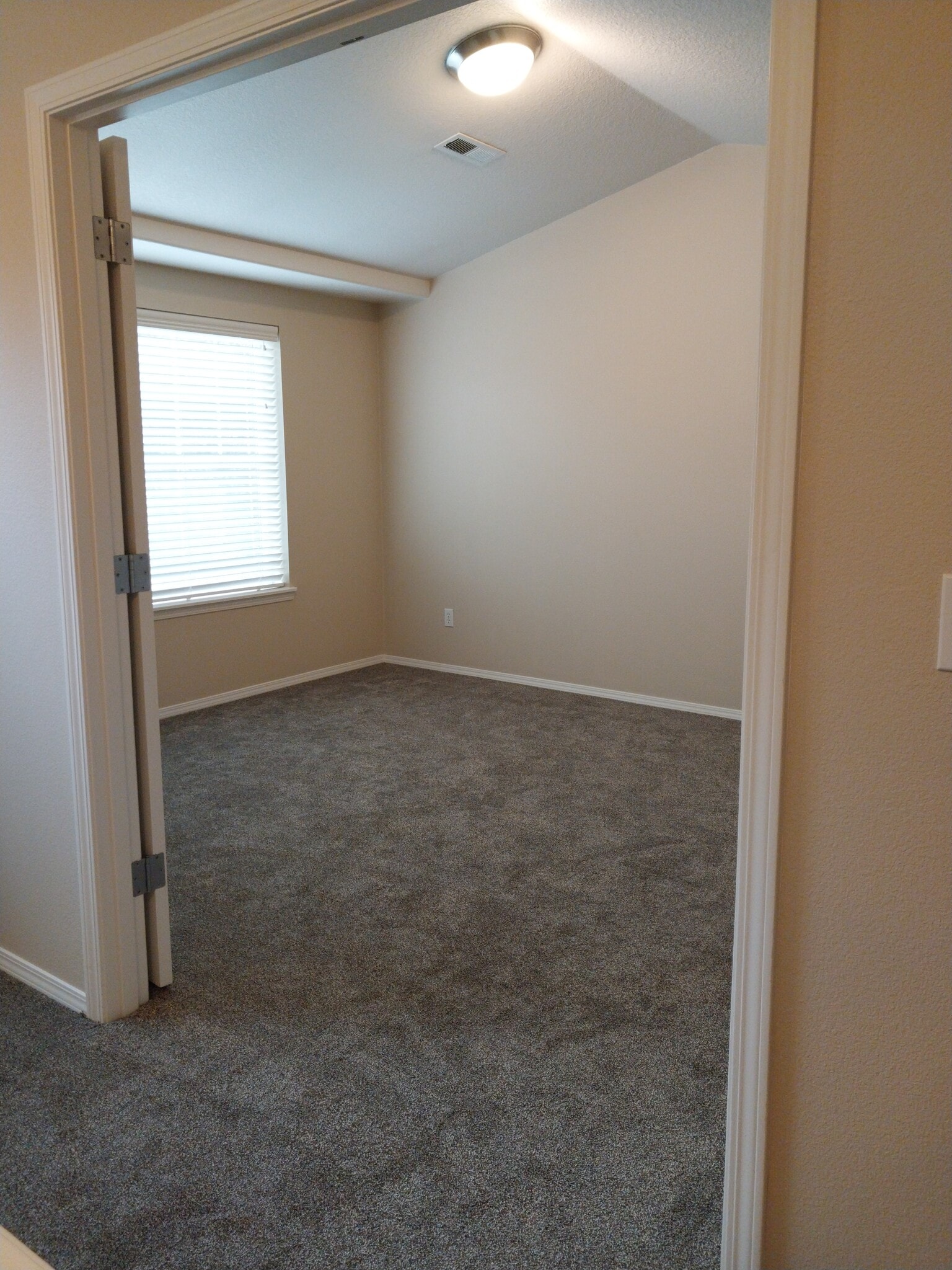 Master bedroom - 17234 SW Pleasanton Ln