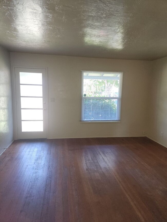 Building Photo - Escalon cute 2 bedroom duplex w/garage