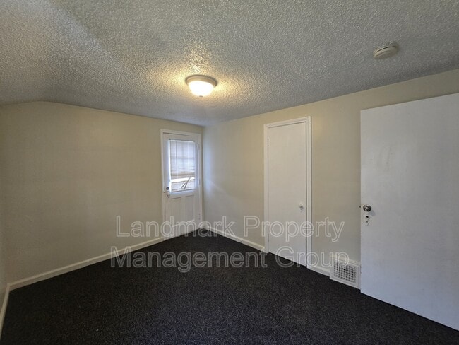 Building Photo - 15205 Maplewood Ave
