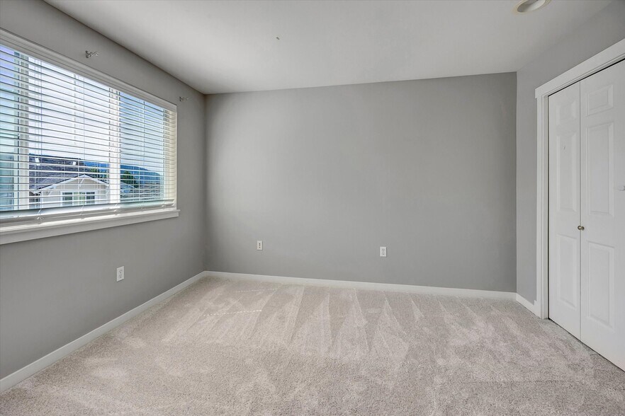 Building Photo - 1601 NE Katsura St