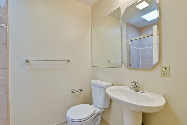 Building Photo - Excellent 4 bed 2.5 Bath Single Family Home!