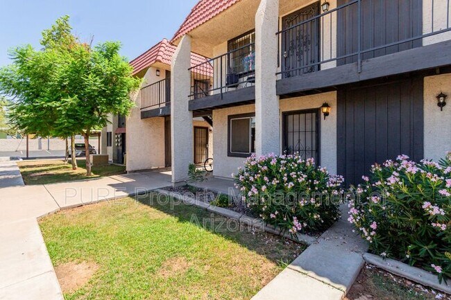 Building Photo - 700 W University Dr