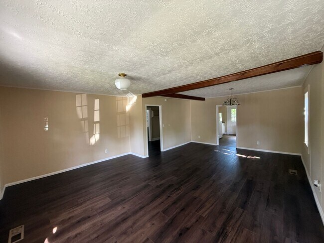 Building Photo - Charming 2 Bedroom / 1 Bathroom Home Near Downtown Pell City & Logan Martin Lake