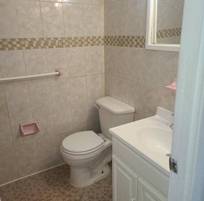 Building Photo - 530 Throgs Neck Expy