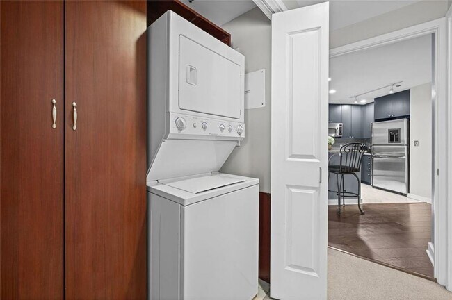 Building Photo - 3338 Peachtree Rd NE