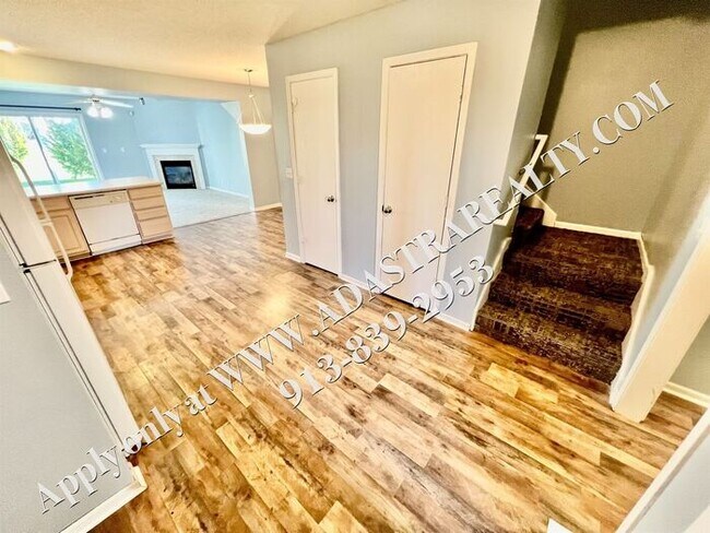 Building Photo - Spacious 3 Bed, 2 Bath, 2 Half Bath Townhome in Lee's Summit-Available NOW!!
