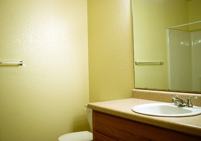 Building Photo - Spacious & Convenient Living in Shady Oaks!