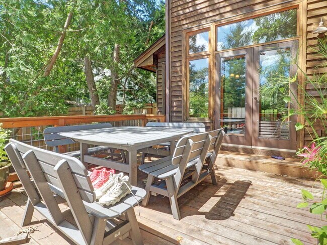 Building Photo - Gorgeous 4 bedroom home in Linden Hills