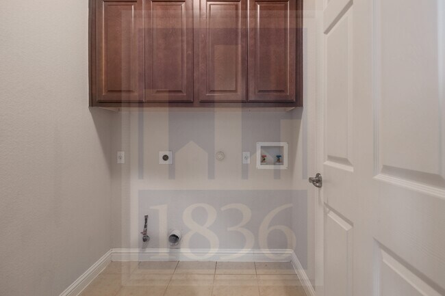 Building Photo - 2702 Lovett Ln