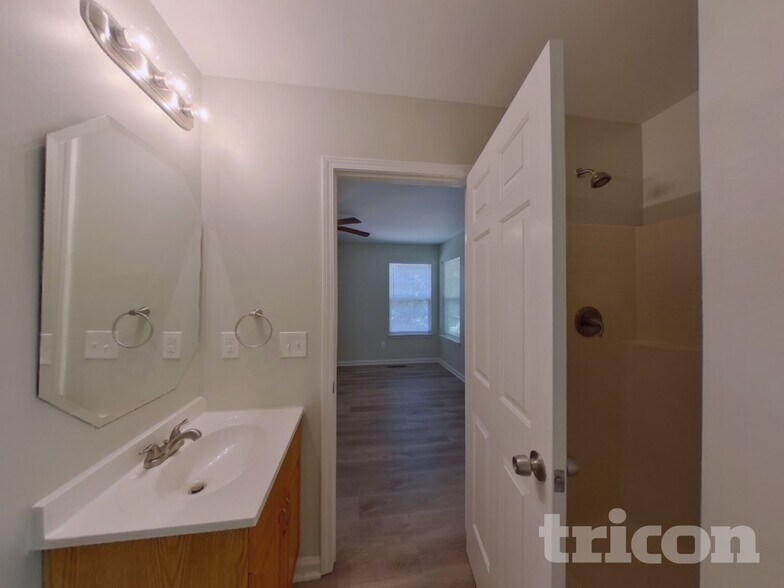 Building Photo - 1585 Kingston Dr