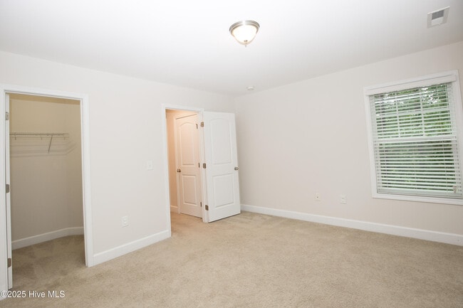Building Photo - 104 Pine Hawk Dr