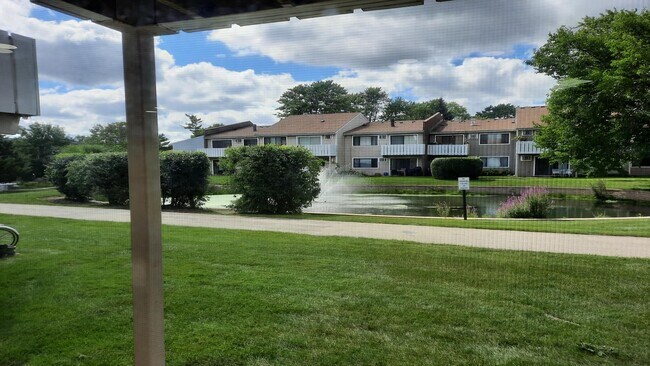 Building Photo - Spacious & Updated 2-Bed, 2-Bath Condo in Desirable Palatine Location