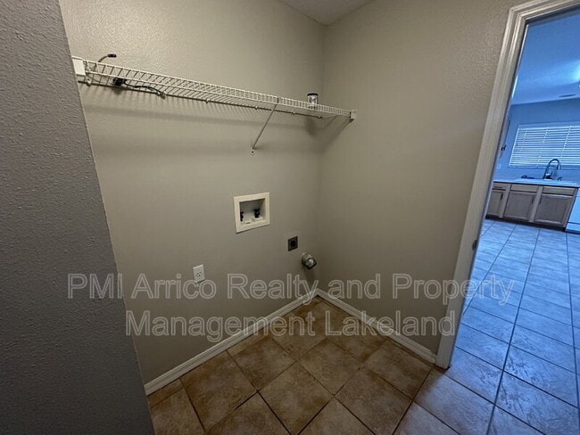 Building Photo - 6955 Lake Eaglebrooke Dr