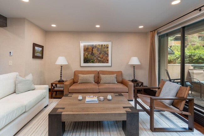 Building Photo - 1024 E Hopkins Ave