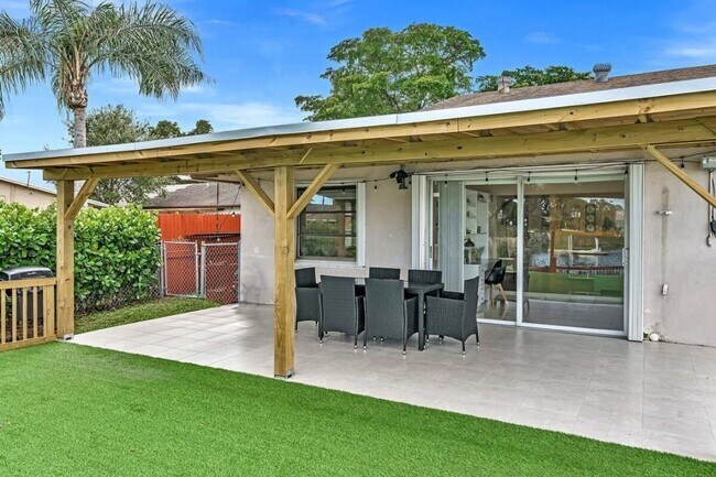 Building Photo - Beautiful 3-Bedroom, 2-Bath Villa with Lak...