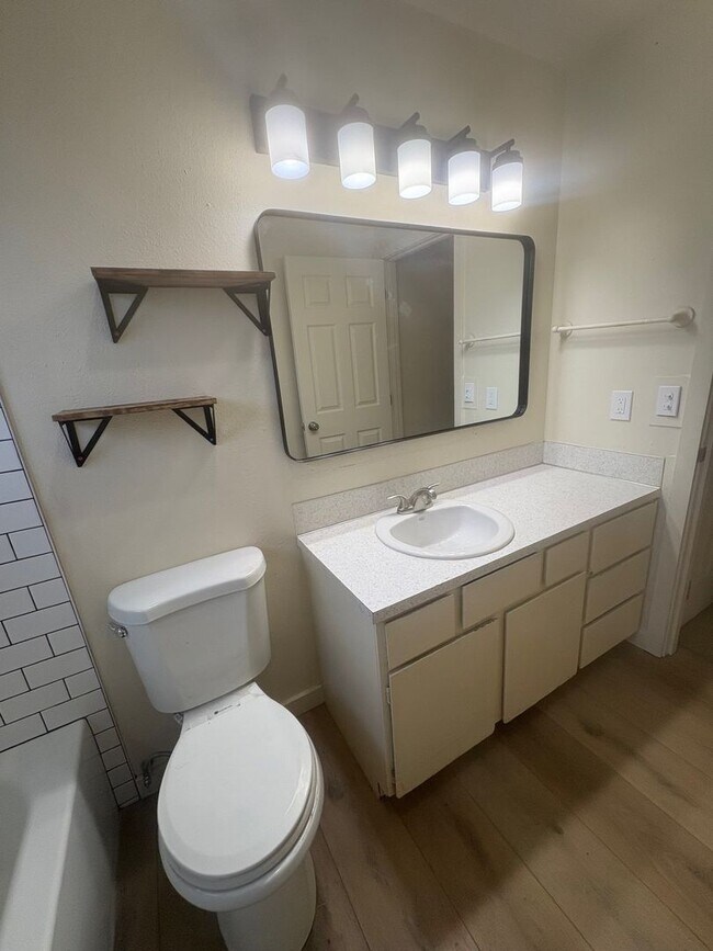 Building Photo - sim614/616