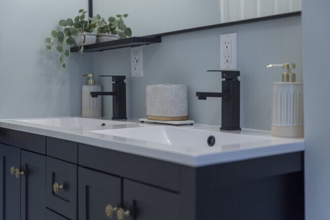 Building Photo - 6536 Lawnwood Ave