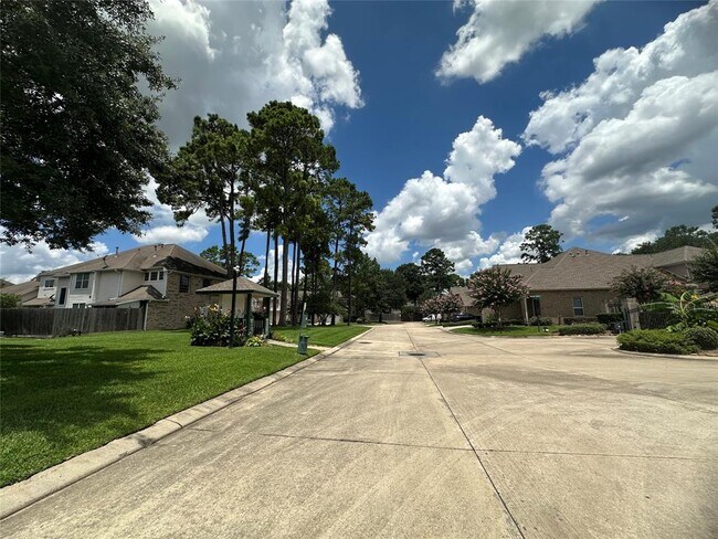 Building Photo - 2027 Marchwood Manor Dr