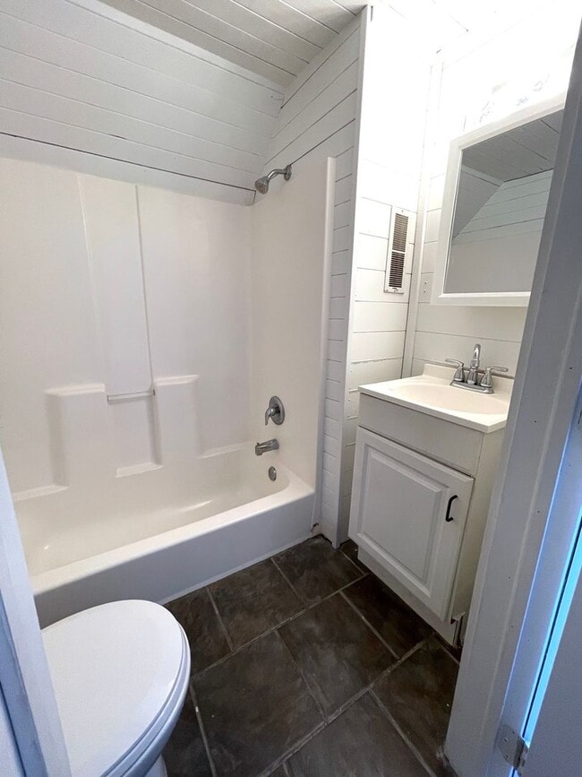 Building Photo - Large home on corner lot in great north si...