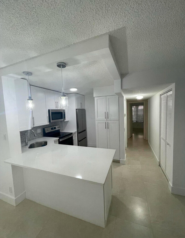 Building Photo - 205 Foxtail Dr