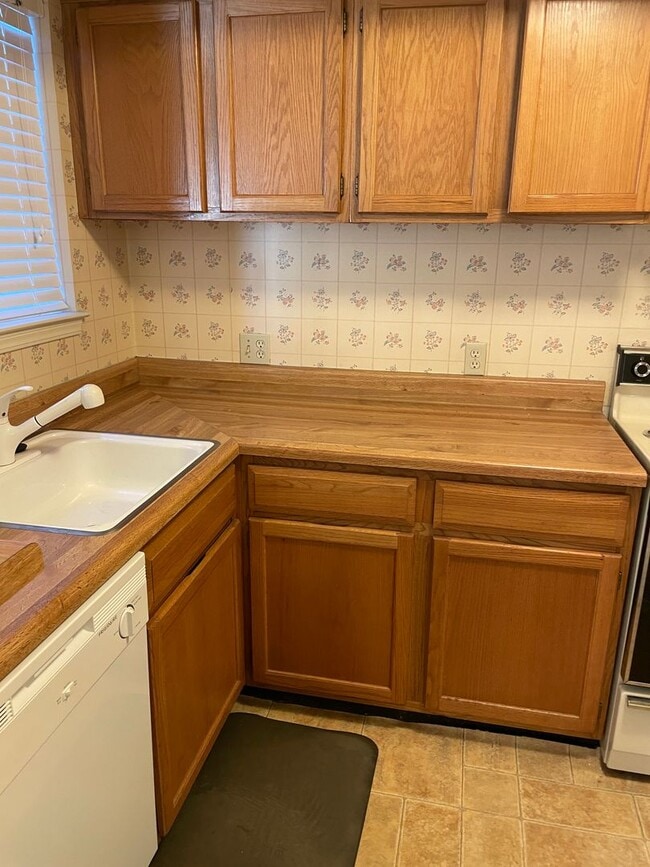 Building Photo - 2 bedroom 2 full bath loft condo, washer and dryer included