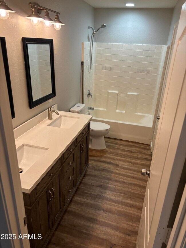 Building Photo - 528 E Navajo Ave