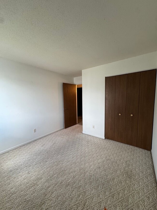 Building Photo - Bring in the NEW YEAR! NW Valleyhigh 2 bed...